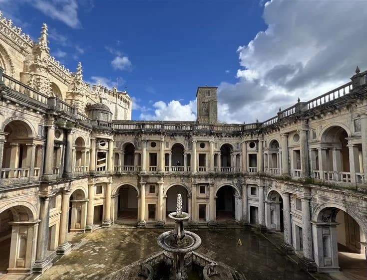 Klostergården i Convento de Cristo i Tomar