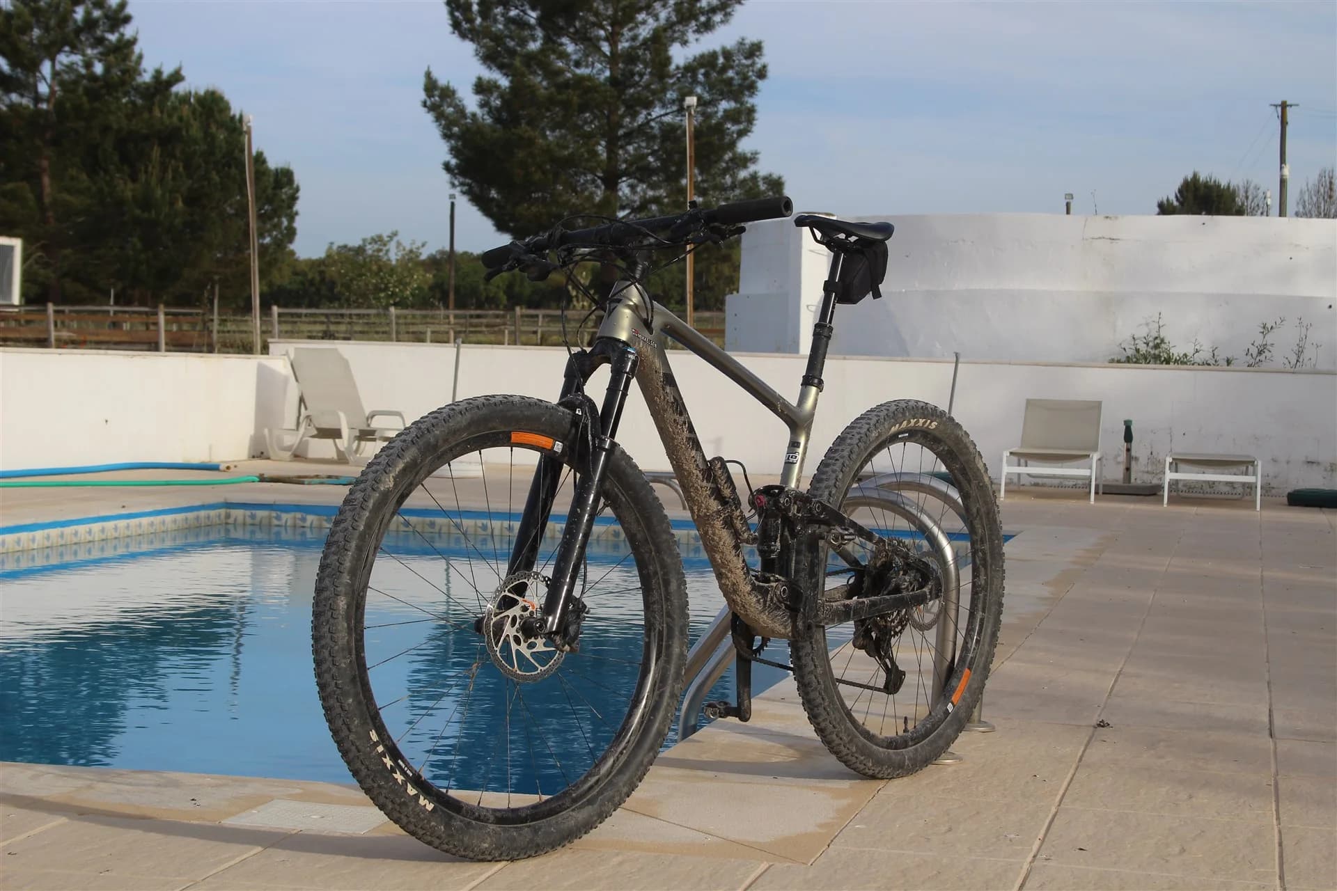En mountainbike parkeret ved poolen