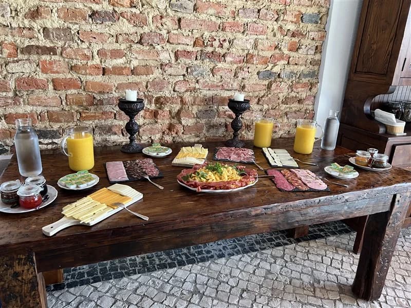 Morgenbord med brød, pålæg, ost og juice