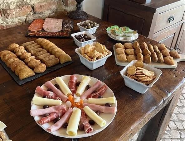 Portugisiske petiscos med pølse, ost og oliven